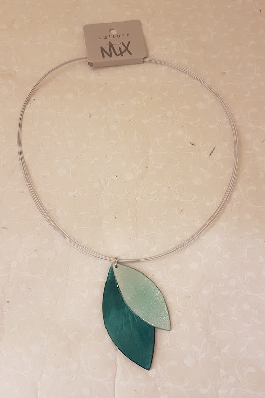 Collana girocollo 2 foglie madreperla e resina verde
