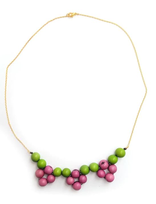 Collana con catenina dorata e sul fondo perle vegetali di acai Verdi e Lavanda