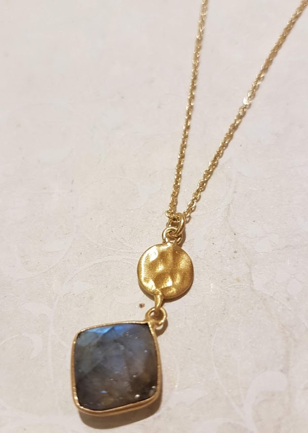 Catenina girocollo dorata con pendente a rombo labradorite - Mandum