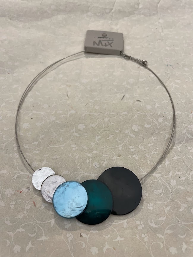 Collana girocollo 5 cerchi in madreperla resina e alluminio Azzurra