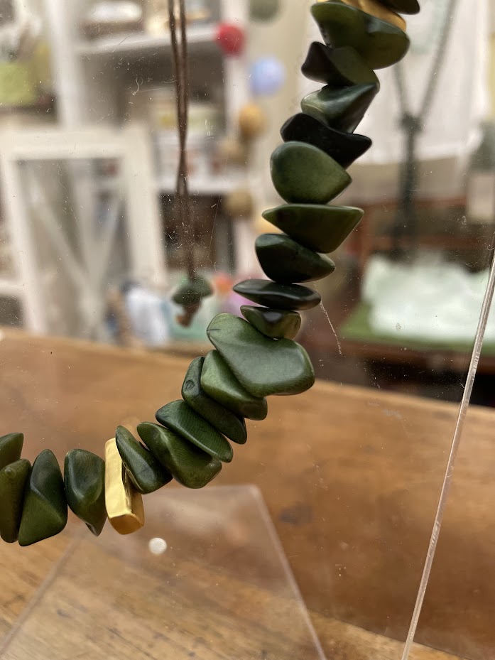 Collana girocollo filo di cotone e pezzetti di chicon (origine vegetale), Equo solidale linea Trame.