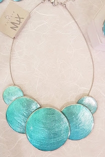 Collana girocollo in madreperla ricoperta di resina e metallo Turchese