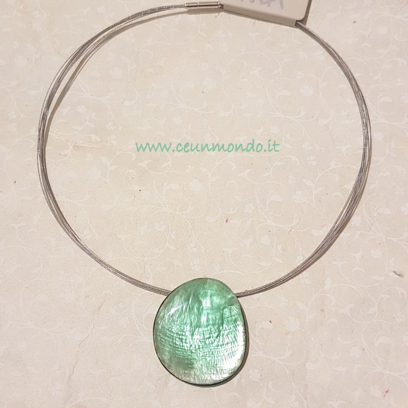 Collana girocollo ciondolo in madreperla e resina Verde salvia