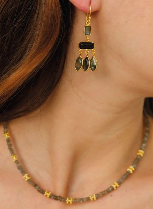 Collana dorata girocollo pietre di Labradorite