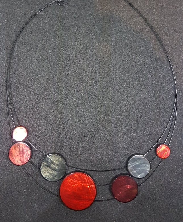 Collana girocollo cerchi in madreperla e resina variegati Rosso cognac - Culture Mix