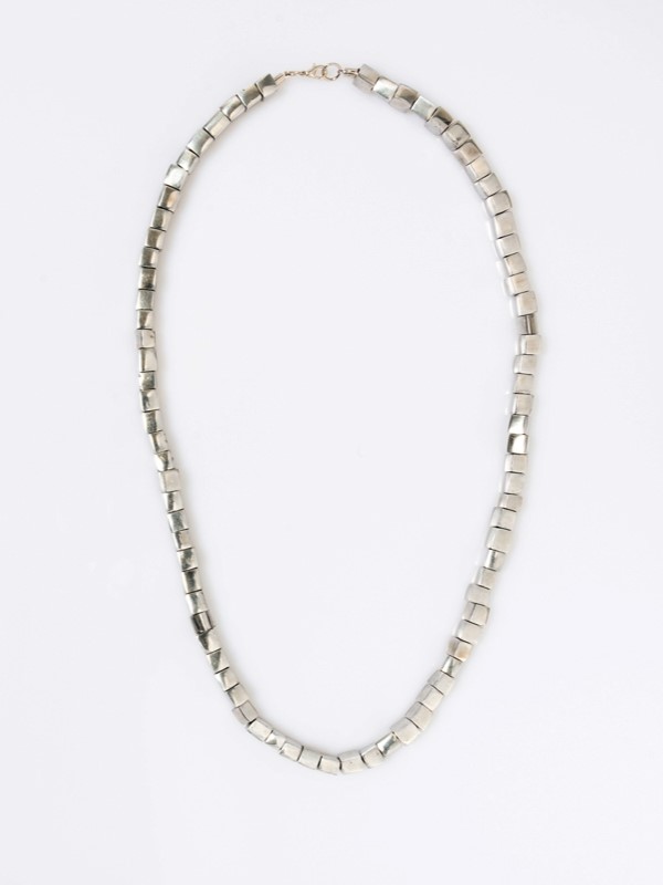 Collana DADI argentata di alluminio riciclato