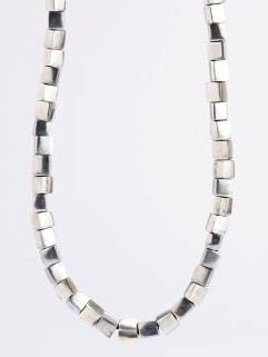 Collana DADI argentata di alluminio riciclato