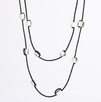 Collana lunga in alluminio dadi e corda in cotone