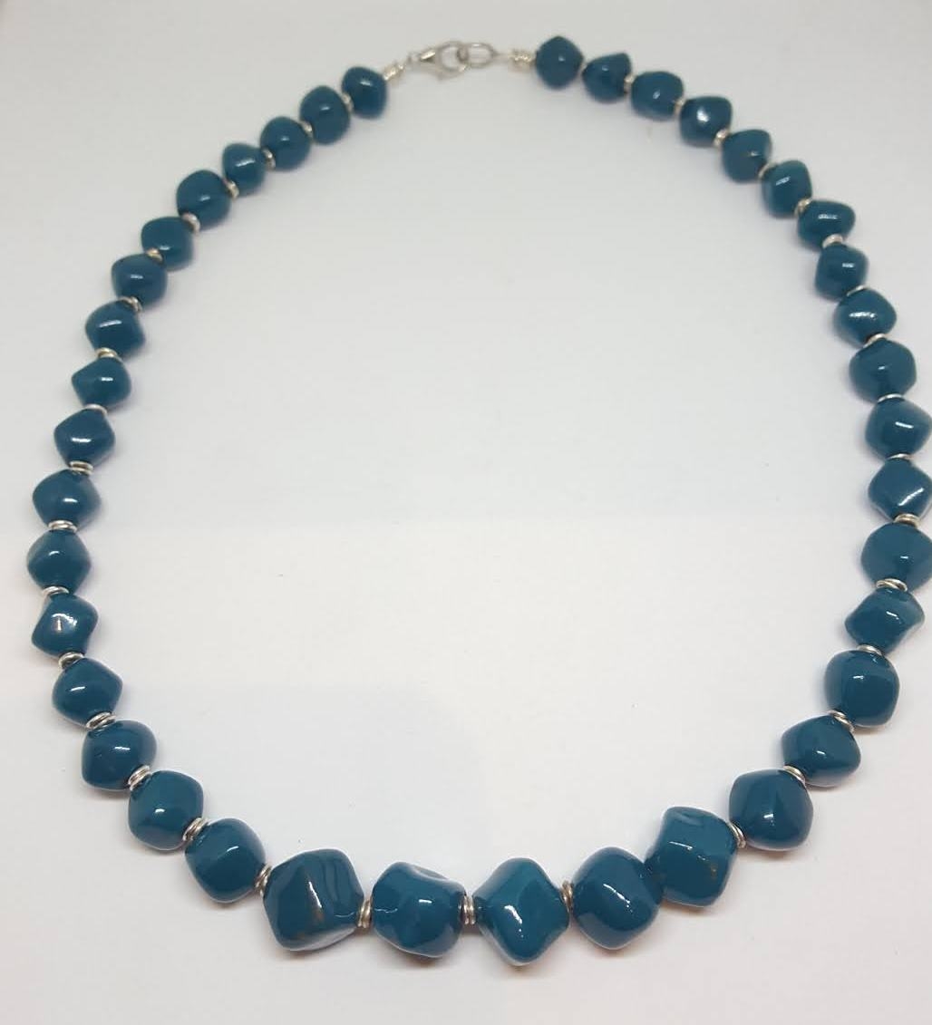 Collana girocollo con perle di ceramica Blu cobalto