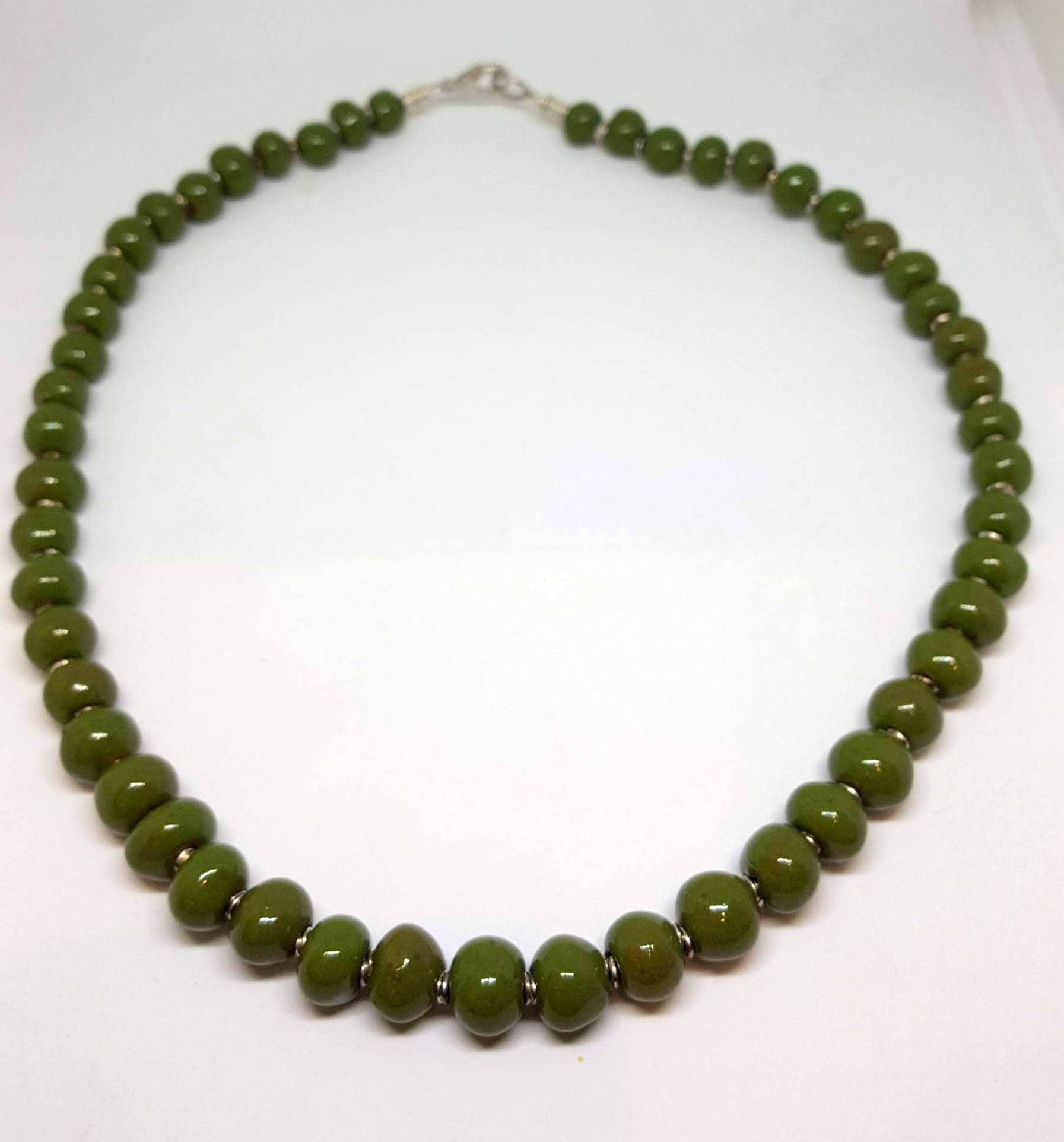 Collana girocollo con perle di ceramica Verde brillante