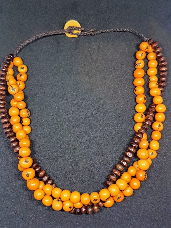 Collana girocollo 3 fili di perle di legno e semi di acai Maria Arancione