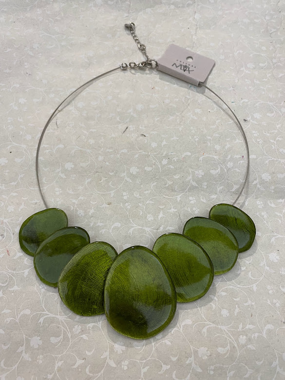Collana girocollo in madreperla e resina 7 ovali verdi