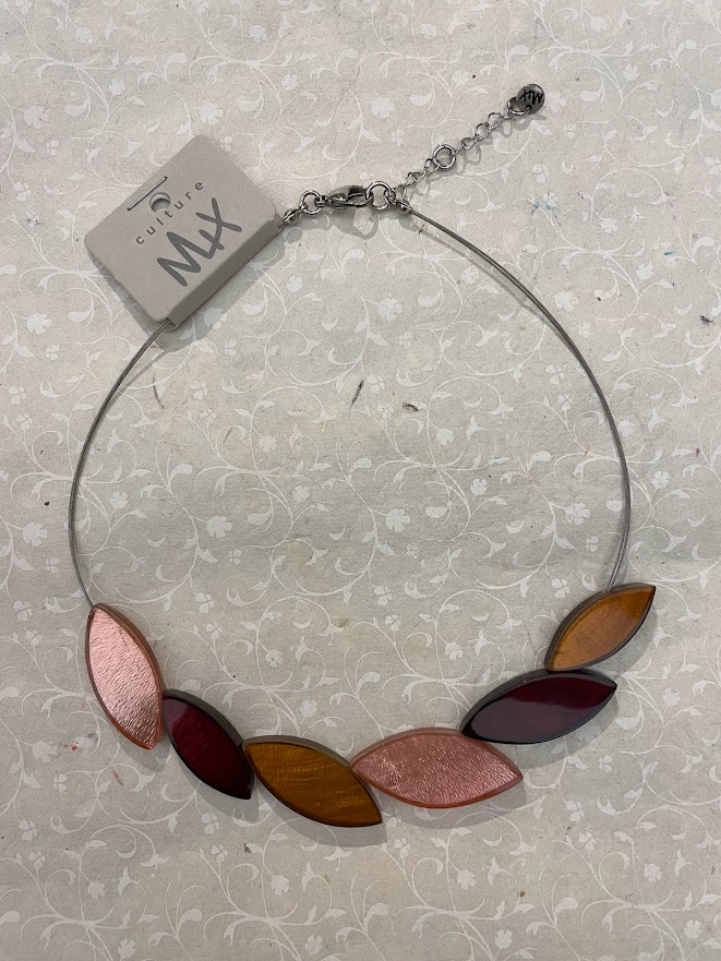 Collana girocollo foglie in madreperla e resina porto rosa e ruggine
