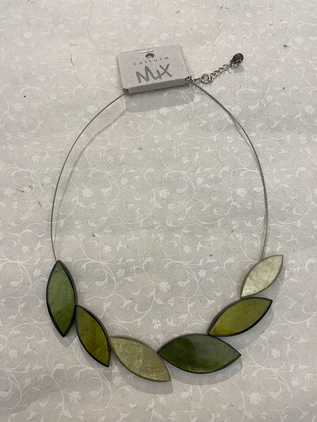 Collana girocollo foglie in madreperla e resina Verde