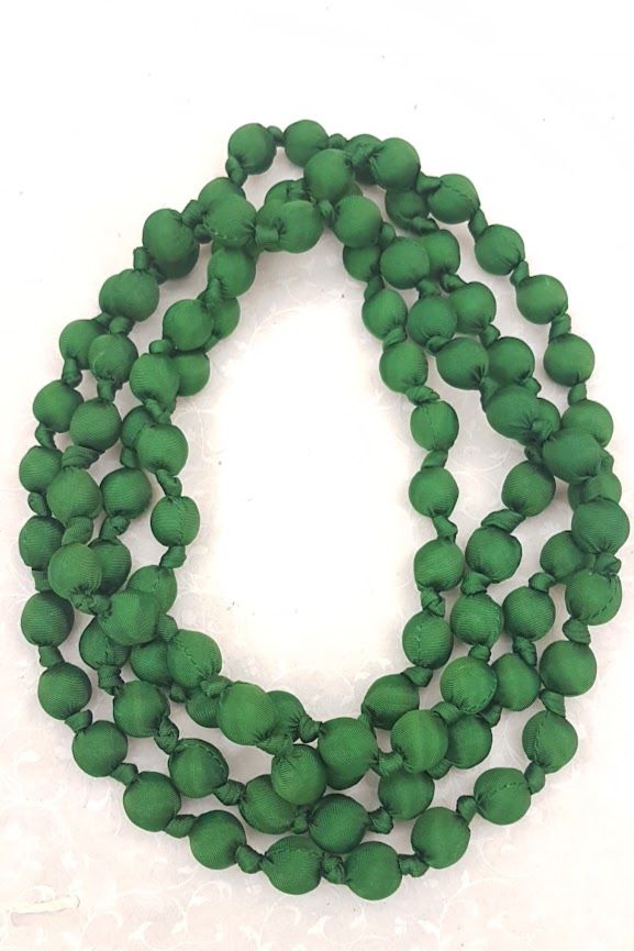 Collana a più giri in seta verde a pallini 