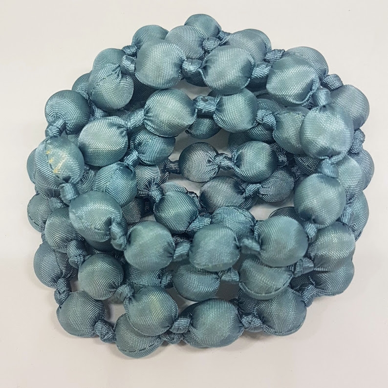 Collana in seta Celeste con nodi
