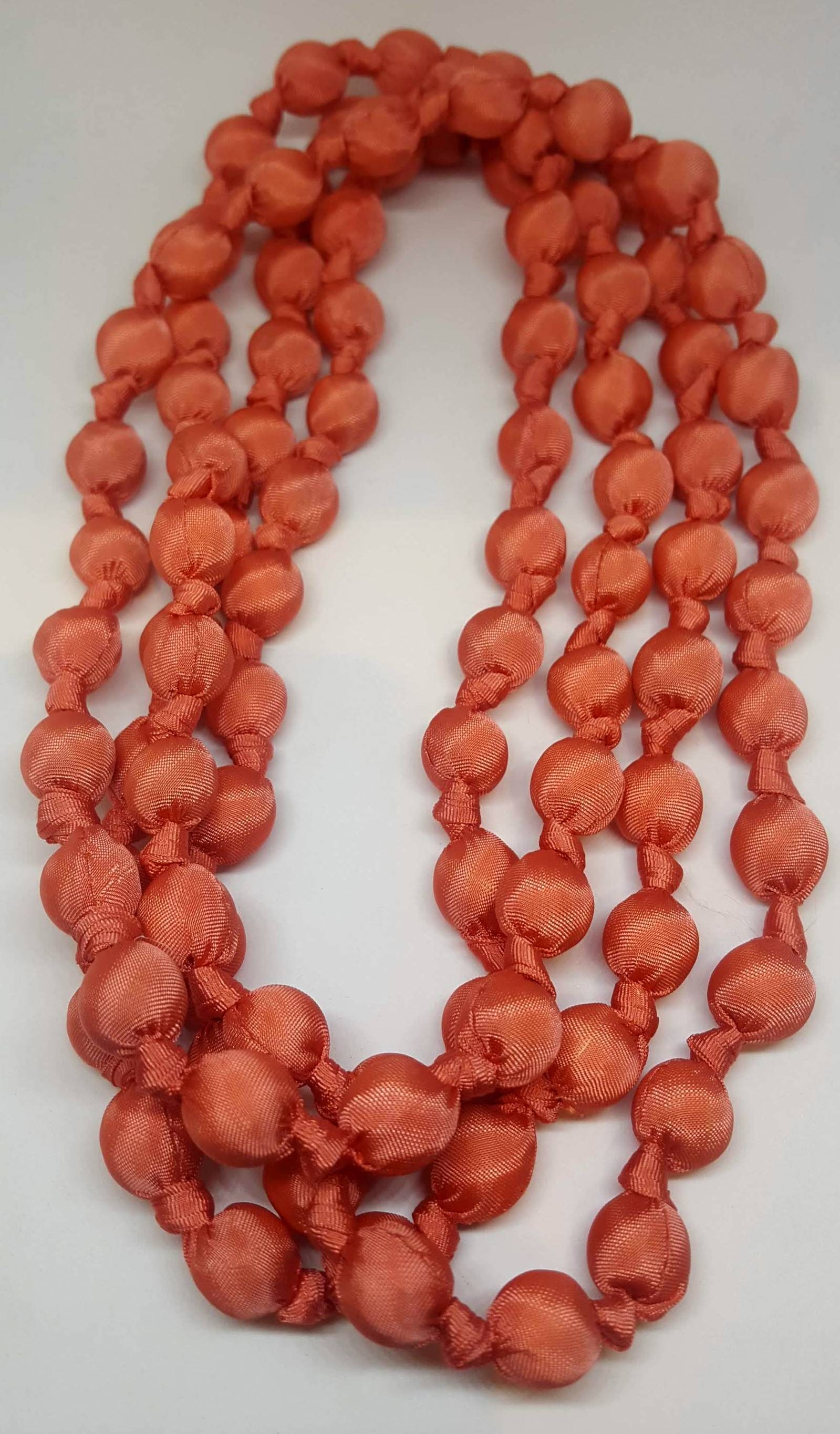 Collana in seta Salmon Pink con nodi