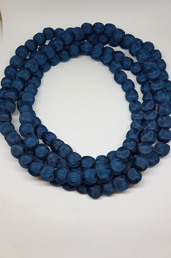 Collana in seta Doan Blu scuro