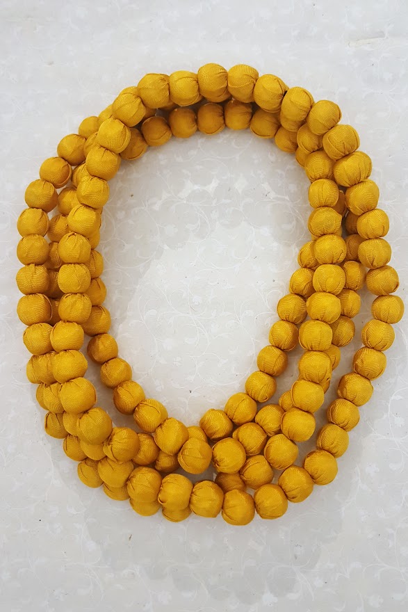 Collana in seta giallo ocra