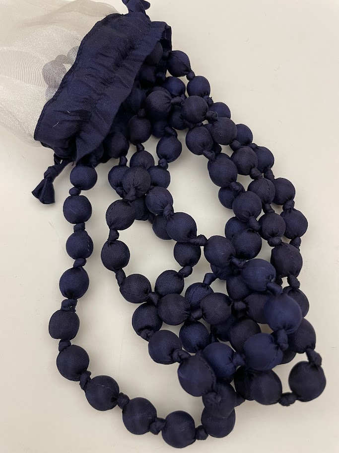 Collana in seta blu nodi