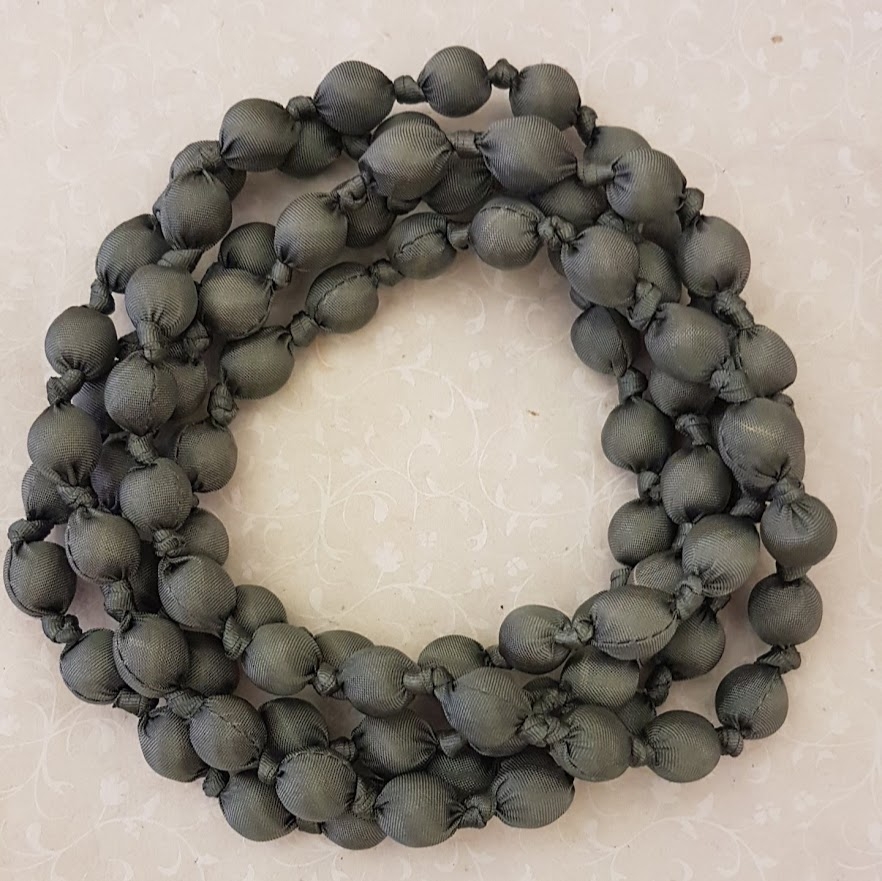 Collana in seta Doan nodi Grigio medio