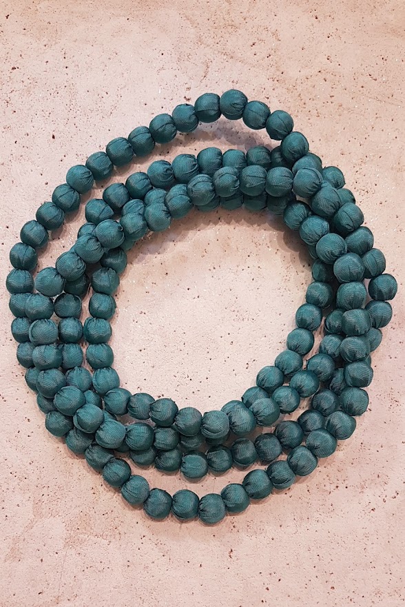 Collana in seta ottanio