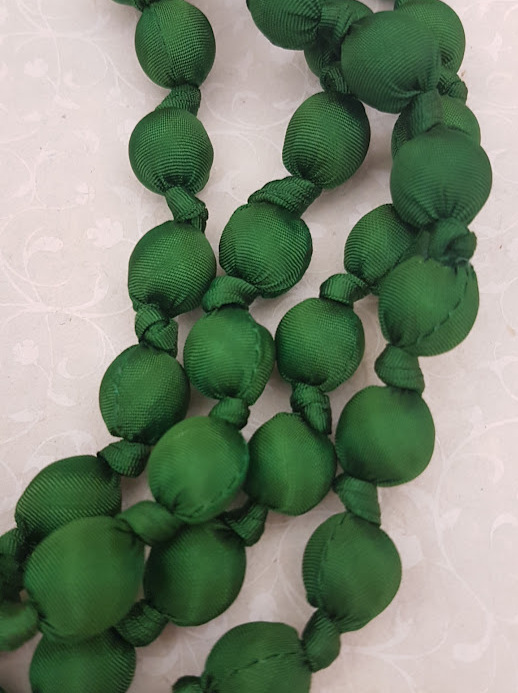 Collana a più giri in seta verde a pallini , dettaglio della collana