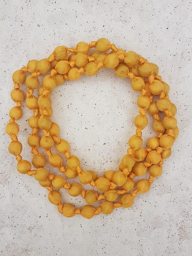 Collana in seta lunga giallo oro