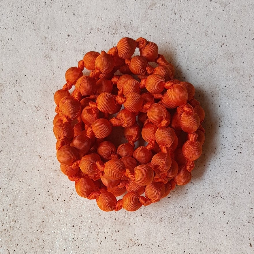 Collana in seta Arancione caldo nodi
