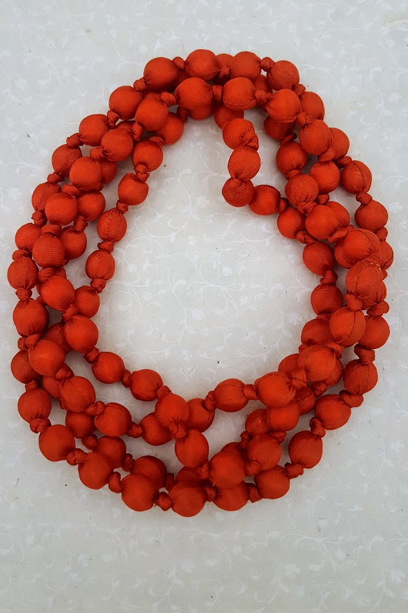 Collana in seta rosso corallo nodi