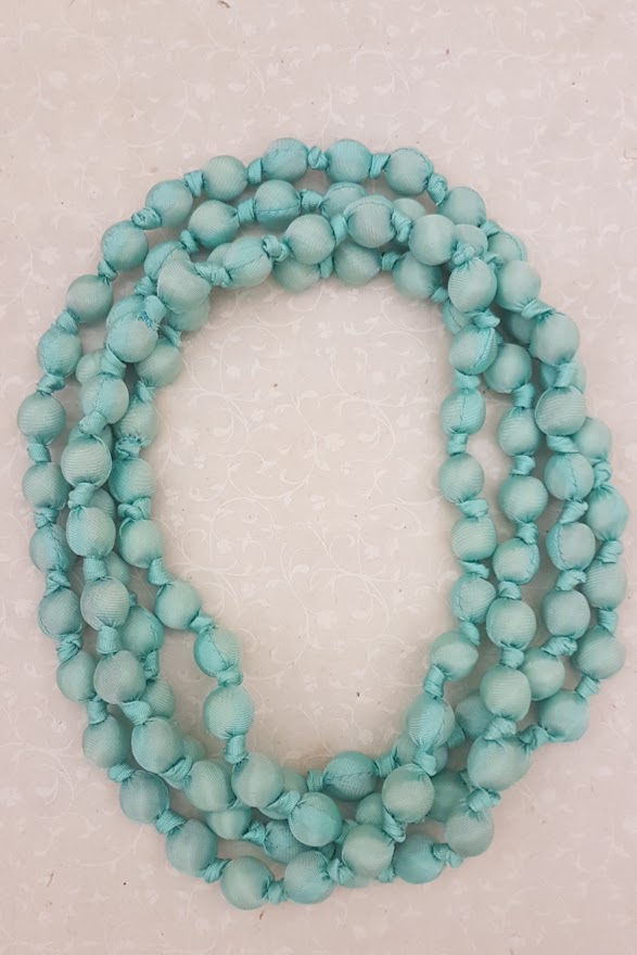 Collana in seta nodi verde acqua