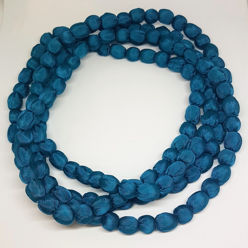 Collana in seta Ottanio con perle piccole