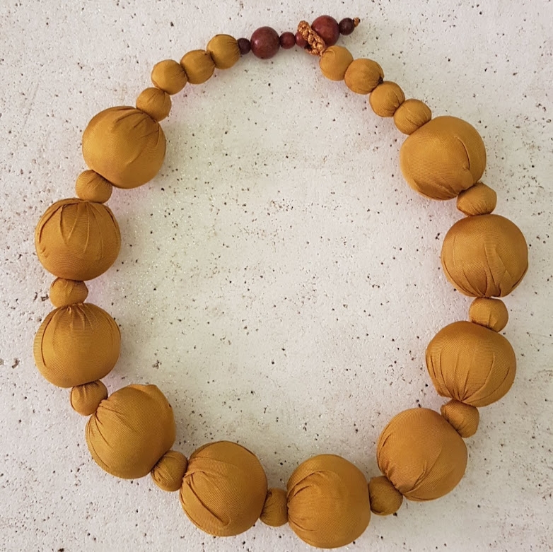 Collana in seta perle grandi Giallo ocra
