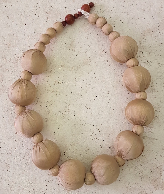 Collana in seta perle grandi Sabbia