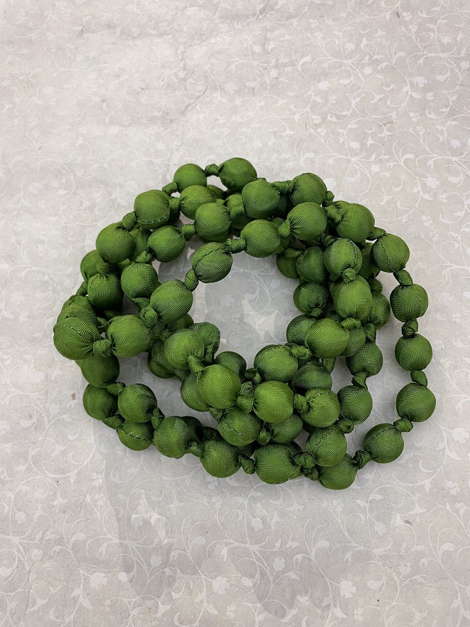Collana in seta verde prato