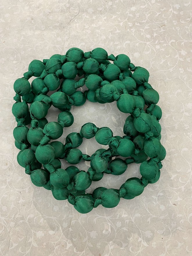 Collana in seta verde smeraldo con nodi