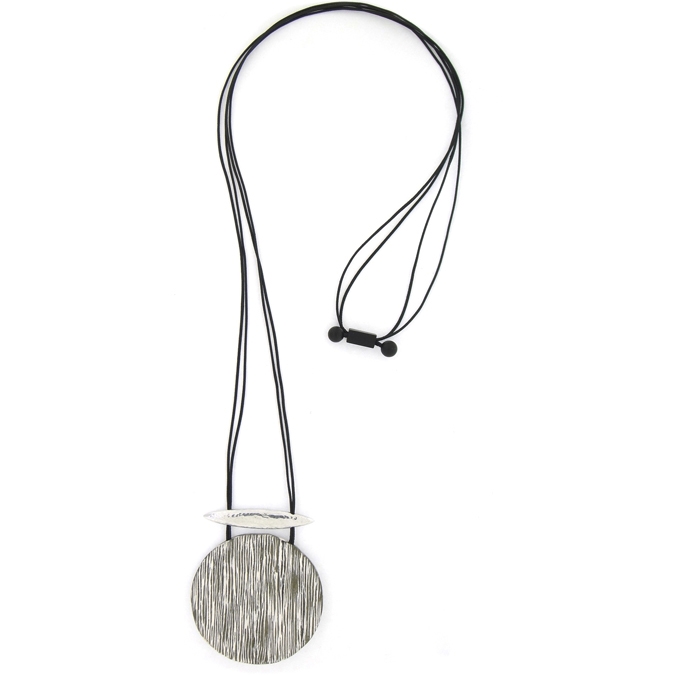 Collana lunga con ciondolo in legno rigato e alluminio martellato design minimal chic