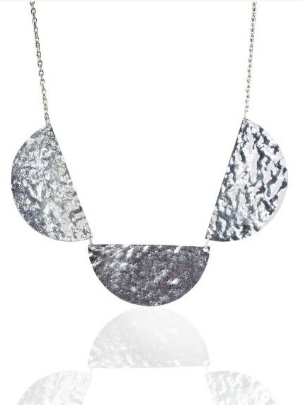 Collana lunga mezze lune in ottone martellato argentata