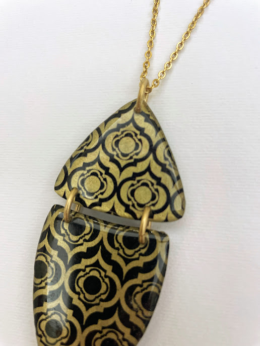Collana lunga pesce decorato Nero e oro, in ottone e resina,