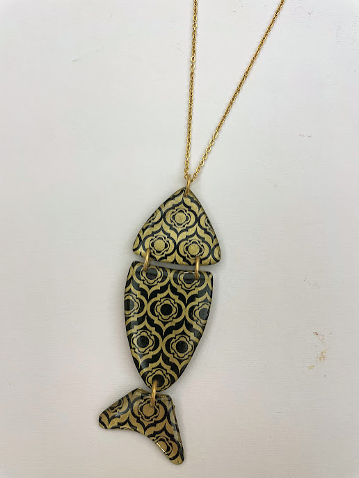 Collana lunga pesce decorato Nero e oro, in ottone e resina