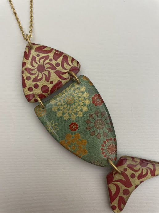 Collana lunga Pesce Rossa verde oro in ottone e resina