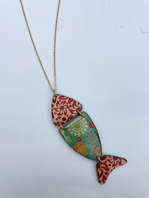 Collana lunga Pesce Rossa verde oro in ottone e resina