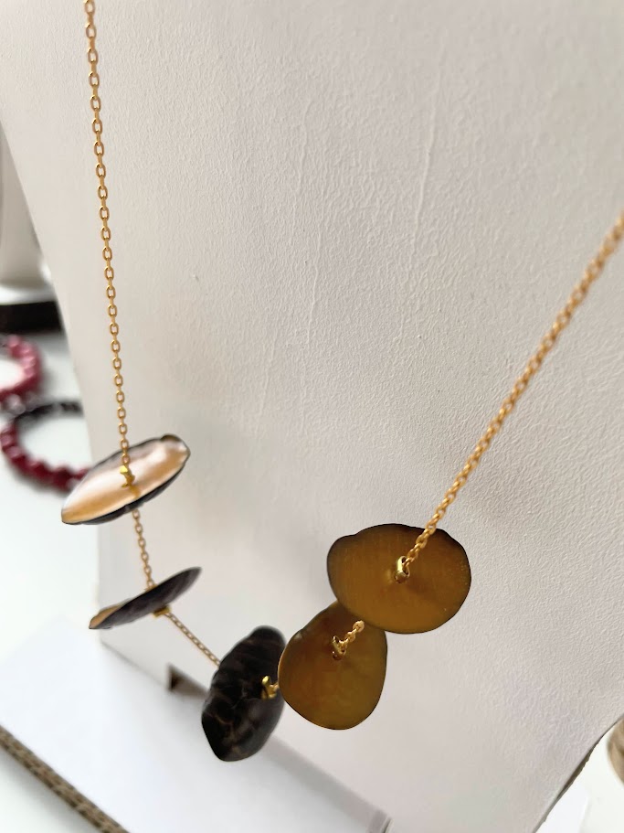 Collana con petali di tagua Girasole