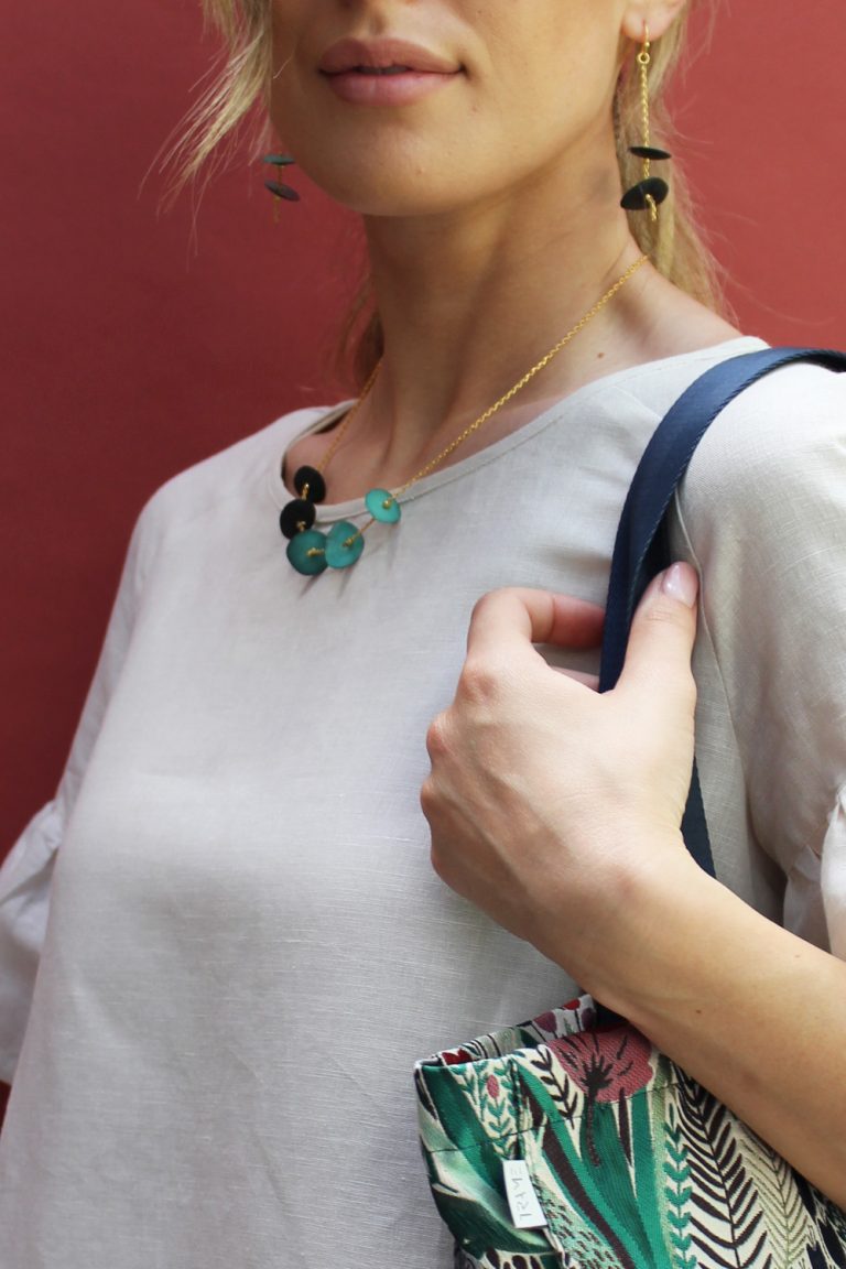 Collana con petali di tagua blu