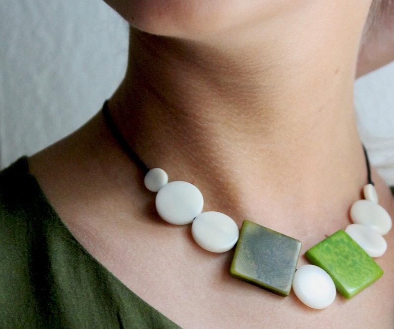 Collana di semi di tagua intagliata Pop