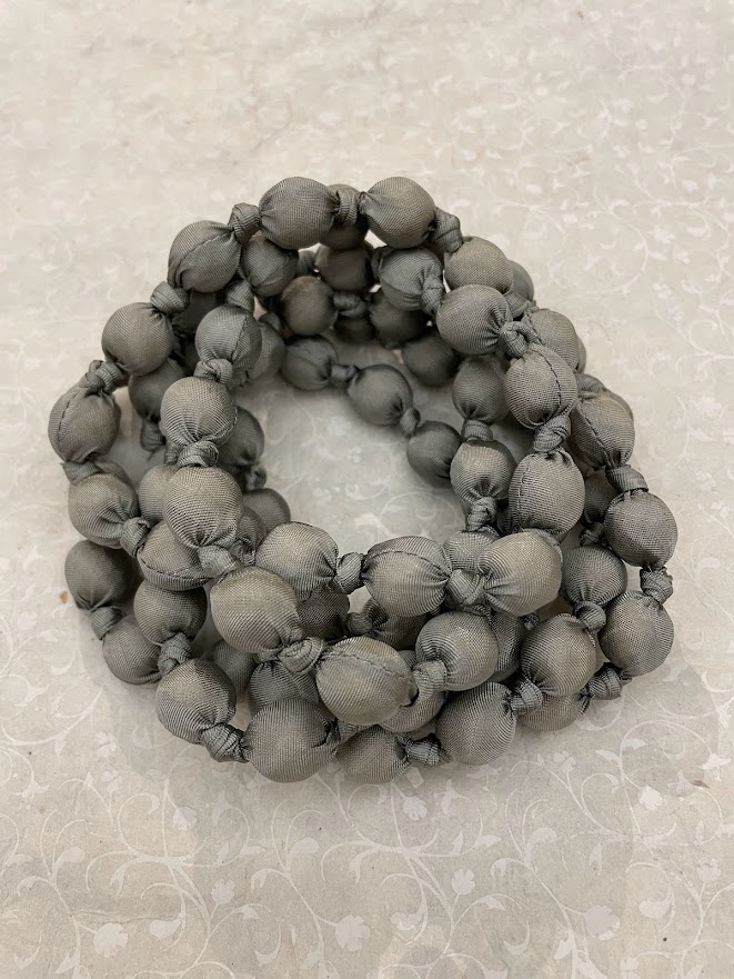 Collana in seta nodi grigio