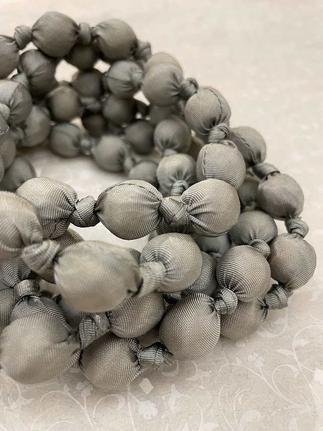 Collana in seta nodi grigio