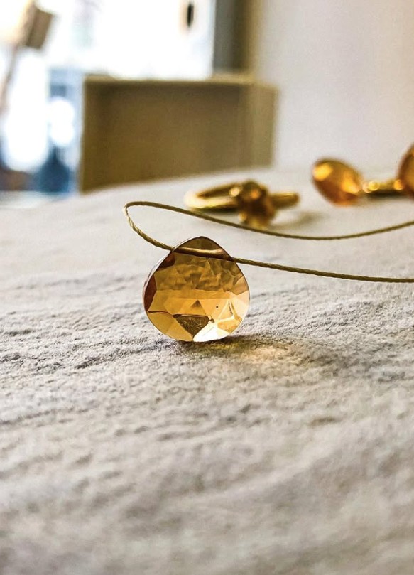 Collanina MARIE punto luce con pietra taglio a castagna