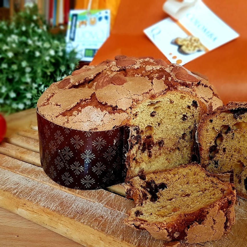 Colomba cioccolato e pesca aperta