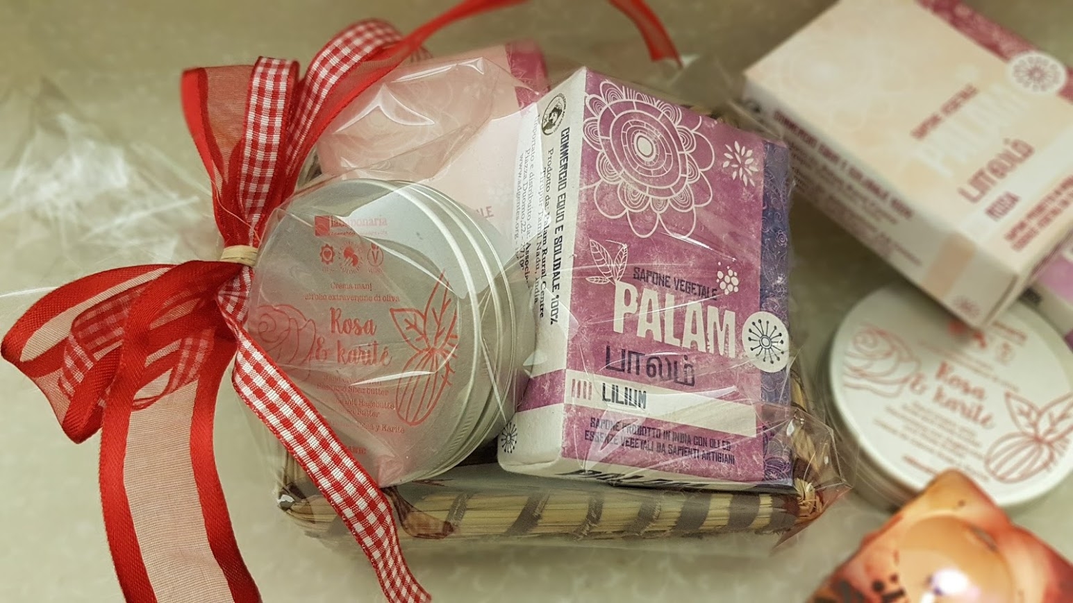 confezione regalo con Crema mani La Saponaria e saponi vegetali